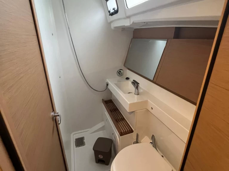 Hire Sailboat Jeanneau with a boat licence