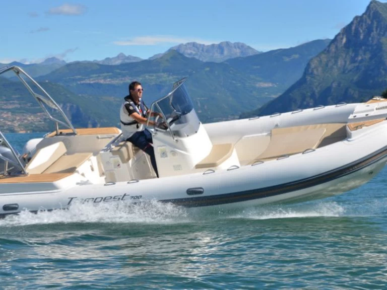 Hire a Capelli Tempest 700 Marseille