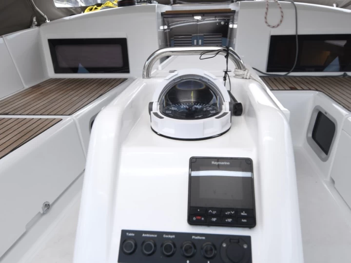 Hire Sailboat with or without skipper Jeanneau Komolac