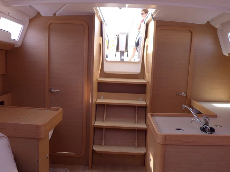 Hire a Dufour Dufour 360  Portimão