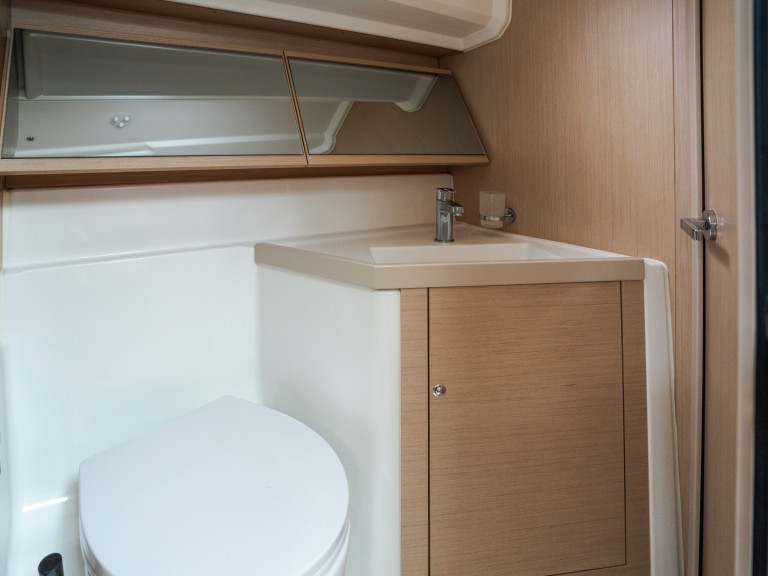 Hire a Bénéteau Oceanis 40.1 Castiglioncello