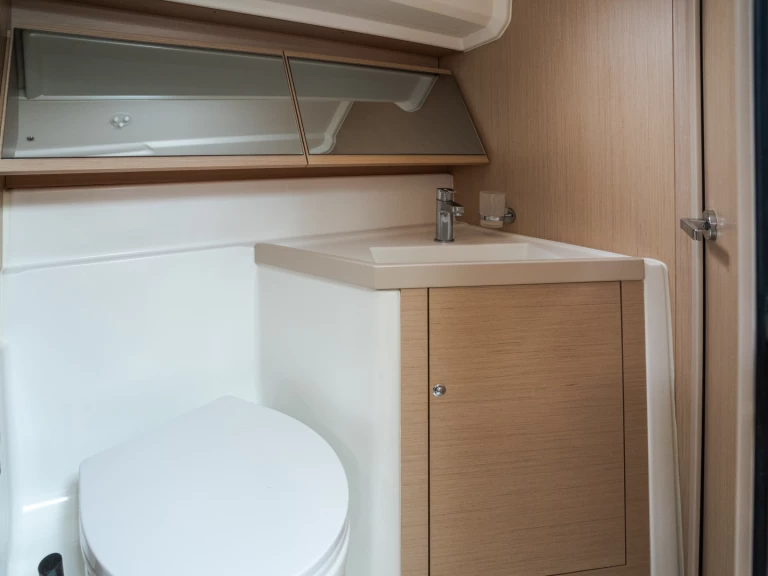 Hire a Bénéteau Oceanis 40.1 Castiglioncello