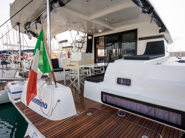 Hire Catamaran Lagoon with a boat licence