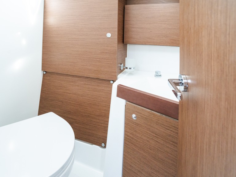 Hire a Bénéteau Oceanis 38.1 Castiglioncello
