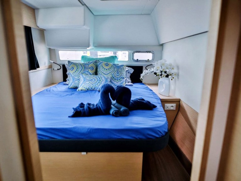 Hire Catamaran Fountaine Pajot with a boat licence