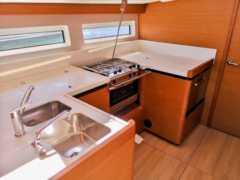 Yacht charter Šibenik - Jeanneau Sun Odyssey 490 on SamBoat