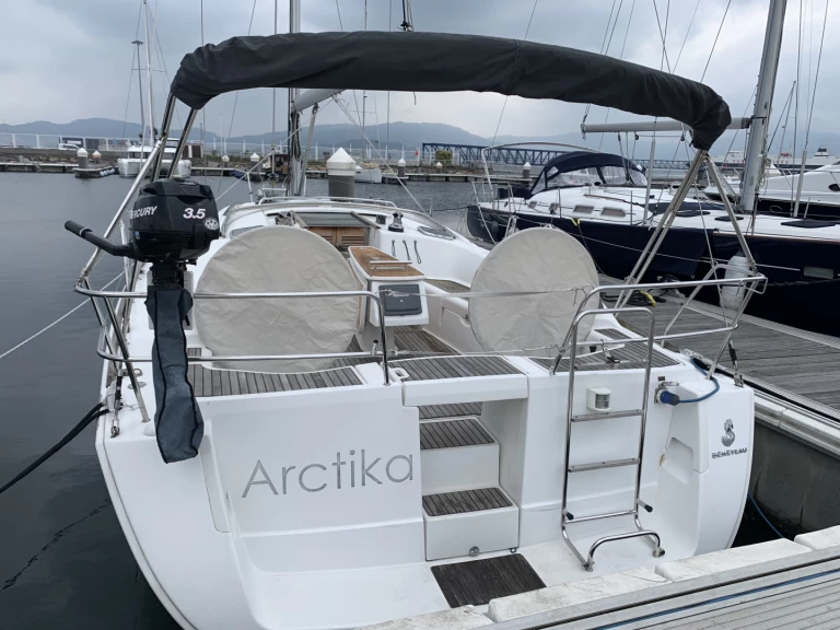 Hire a Bénéteau Oceanis 40 Vigo