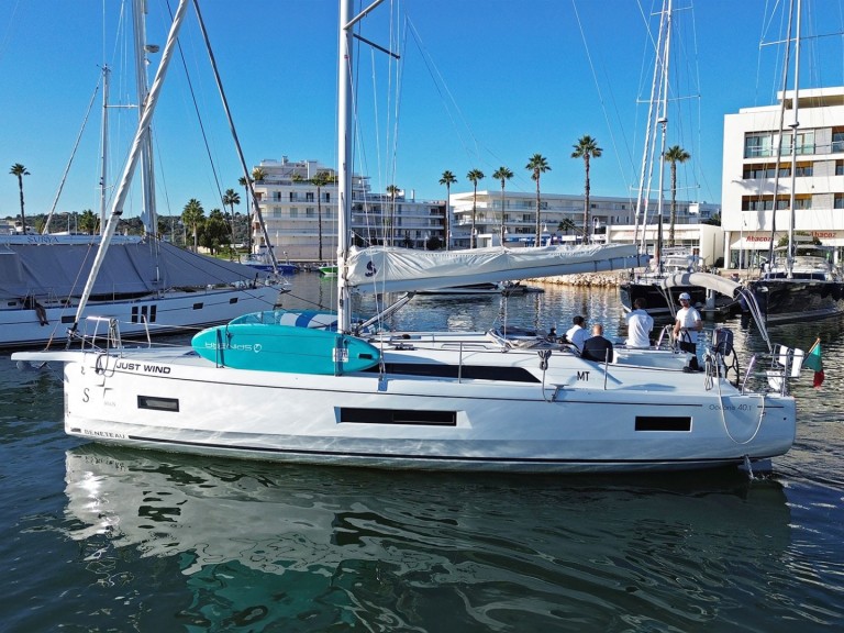 Sailboat hire in Marina de Lagos - Bénéteau Oceanis 40.1