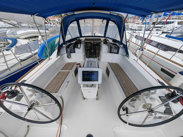 Hire Sailboat Jeanneau with a boat licence