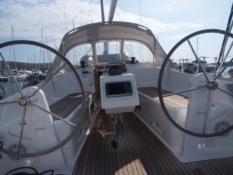 Sailboat hire in Punat - Bavaria Cruiser 37