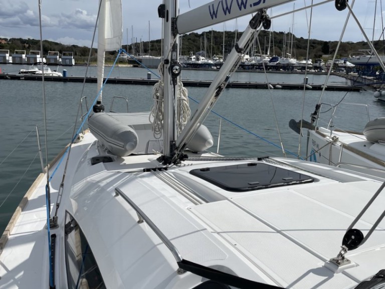 Sailboat hire in Pula - Elan Impression 40.1