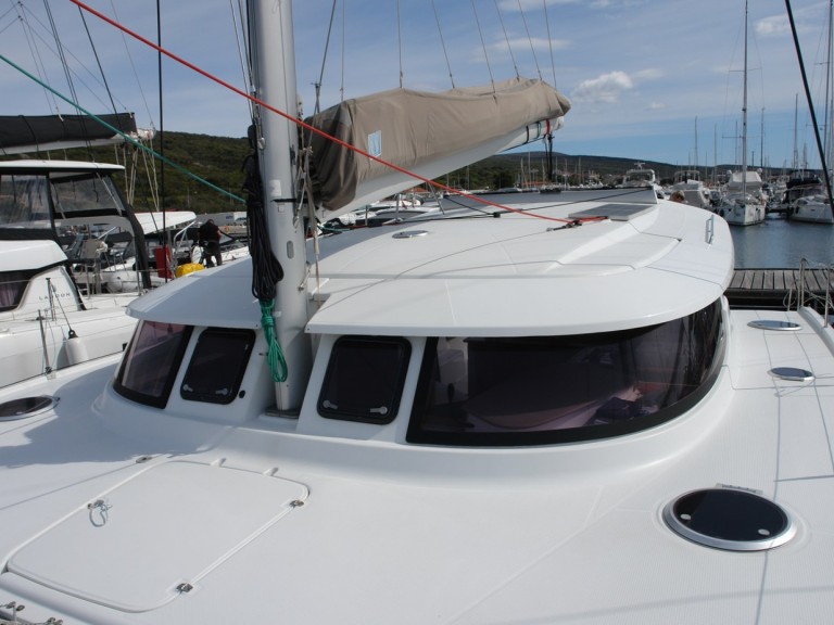 Hire Catamaran Fountaine Pajot with a boat licence