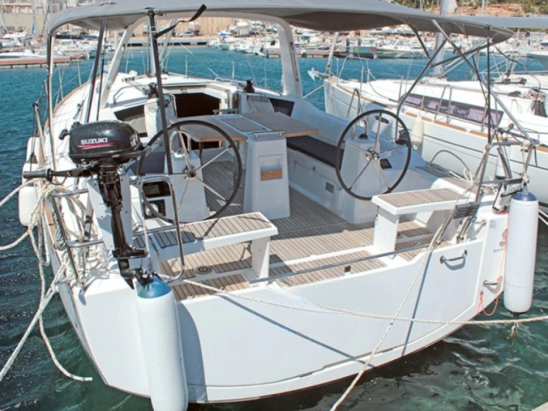 Hire a Bénéteau Oceanis 38.1 Barcelona