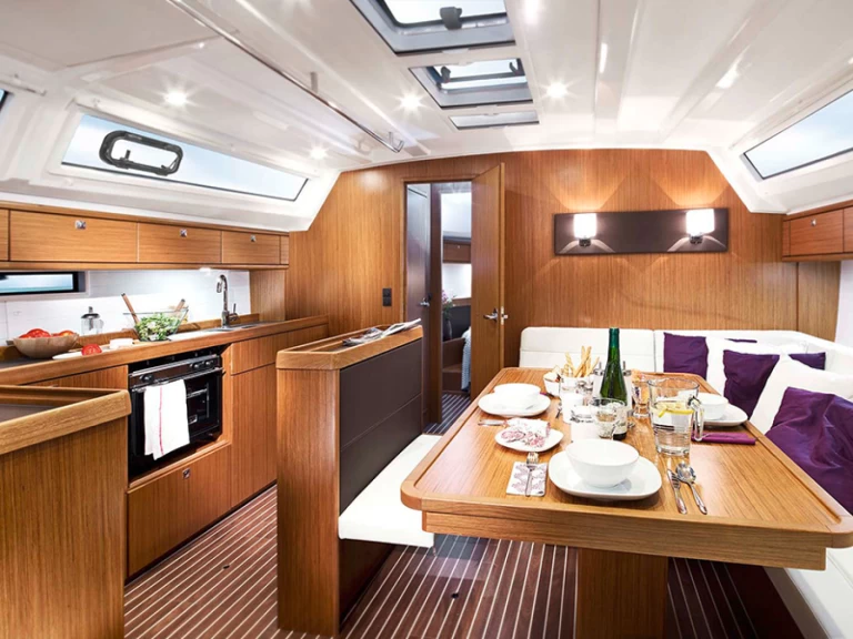 Sailboat to hire Alimos at the best price
