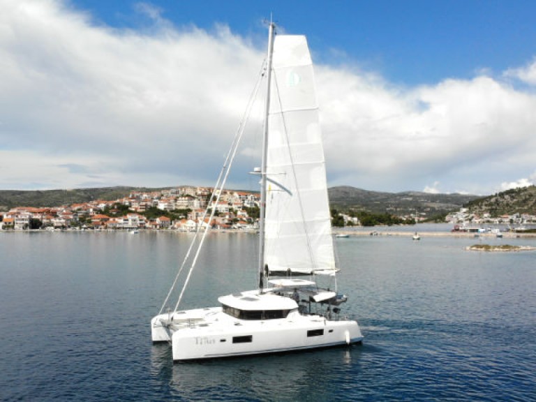 Hire Catamaran Lagoon with a boat licence