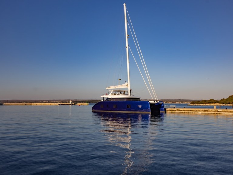 Hire Catamaran Sunreef with a boat licence