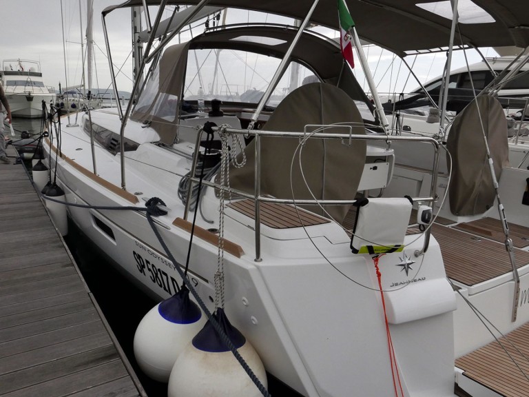 Hire Sailboat Jeanneau with a boat licence