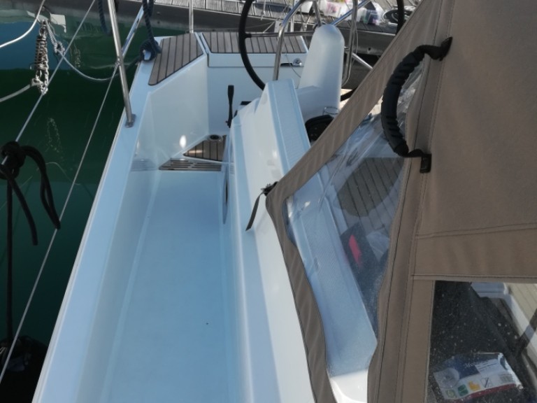 Hire Sailboat Jeanneau with a boat licence