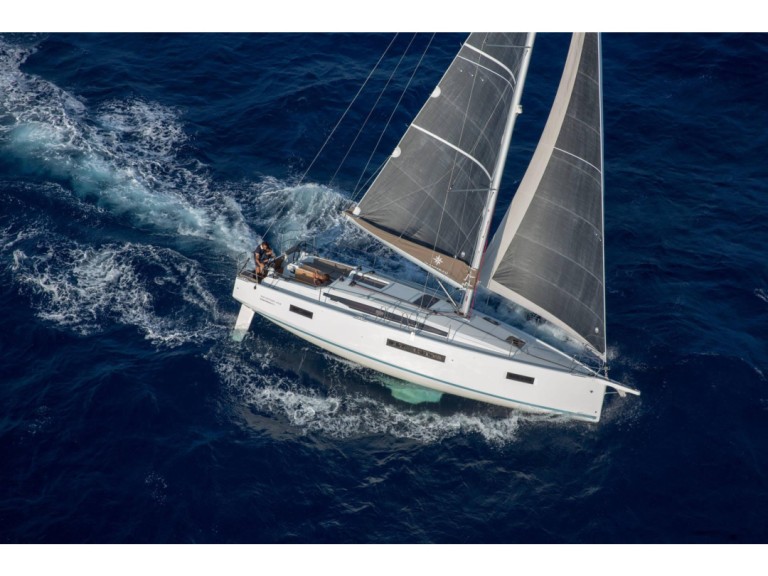 Hire Sailboat Jeanneau with a boat licence