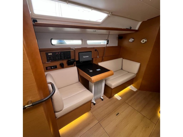 Hire Sailboat with or without skipper Jeanneau Hyères