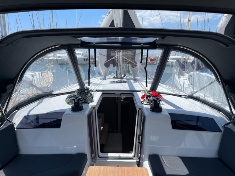 Sailboat hire in Alimos - Bénéteau Oceanis 40.1