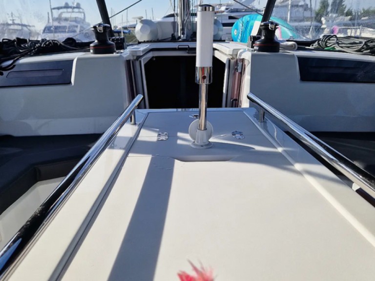 Hire a Bénéteau Oceanis 40.1 Alimos