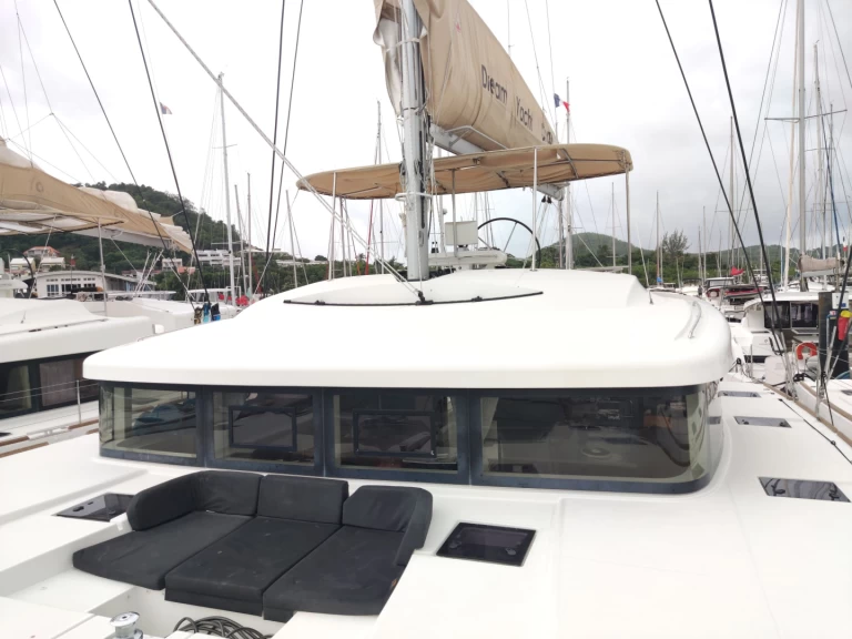 Yacht hire Le Marin cheap Lagoon 52 F