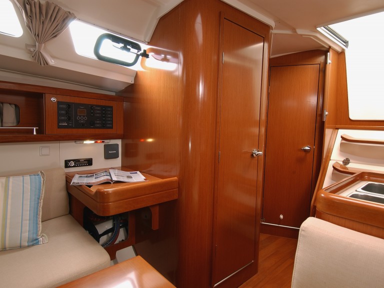 Hire a Bénéteau Oceanis 34 Empuriabrava