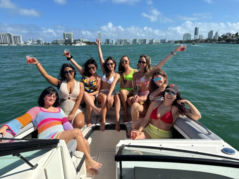 Sea Ray Sea Ray 270 Sundeck Outboard charter bareboat or skippered in  Miami