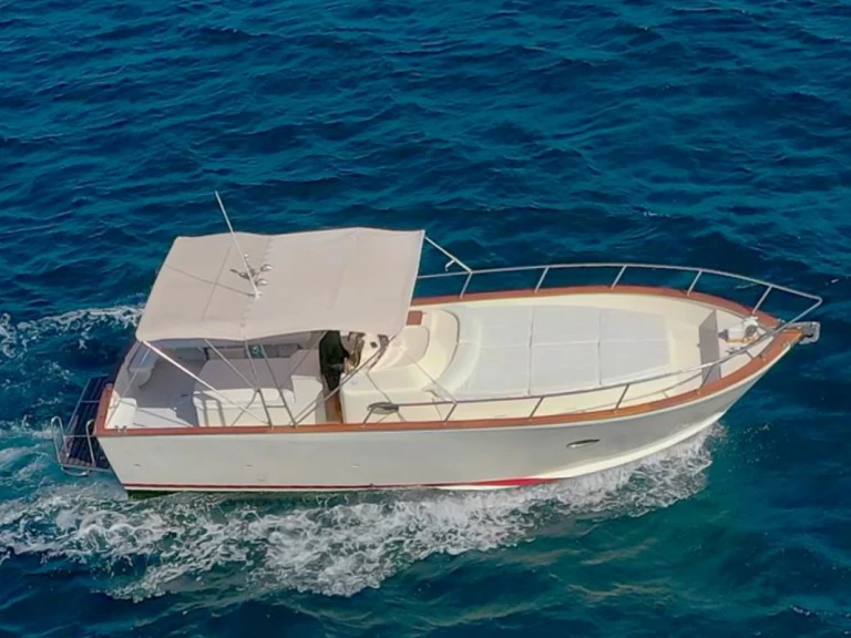 Hire Motorboat LANCIA SORRENTINA with a boat licence