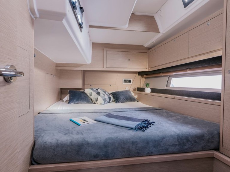 Charter a Dufour Dufour 470 in Salerno on Samboat