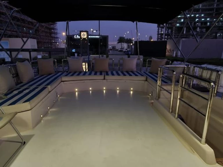 Charter a de bris italian 85 in Dubai Marina on Samboat