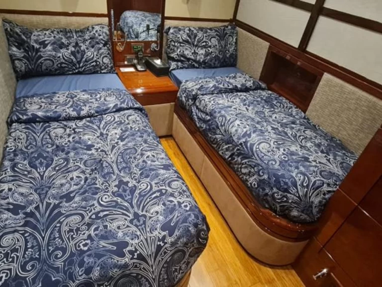 Hire Luxury Yacht with or without skipper de bris italian Dubai Marina