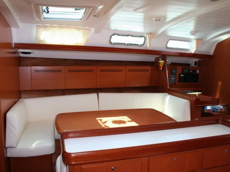 Sailboat to hire Anzio at the best price