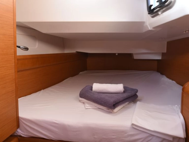 Charter a Jeanneau Sun Odyssey 419 in Volos on Samboat