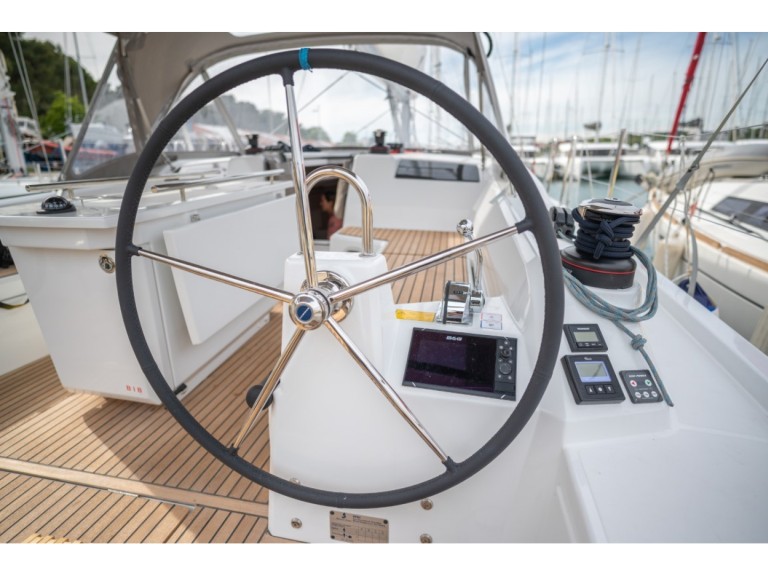 Hire a Bénéteau Oceanis 40.1 Pomer