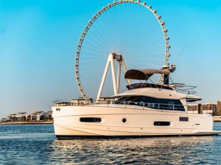 Charter a Azimut Azimut 46 Fly in Dubai Marina on Samboat