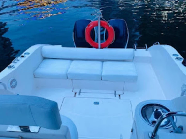 Hire Motorboat with or without skipper Gulf Craft - Majesty Yachts Dubai Marina