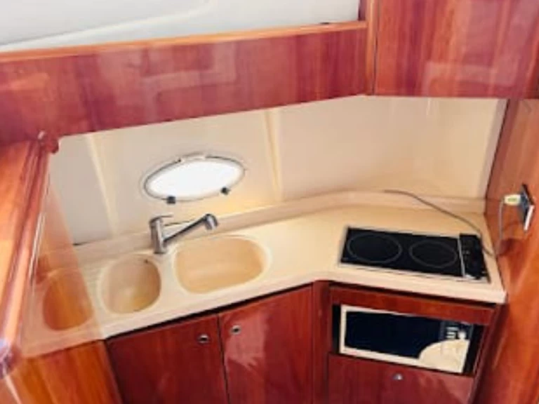 Hire Motorboat Azimut with a boat licence