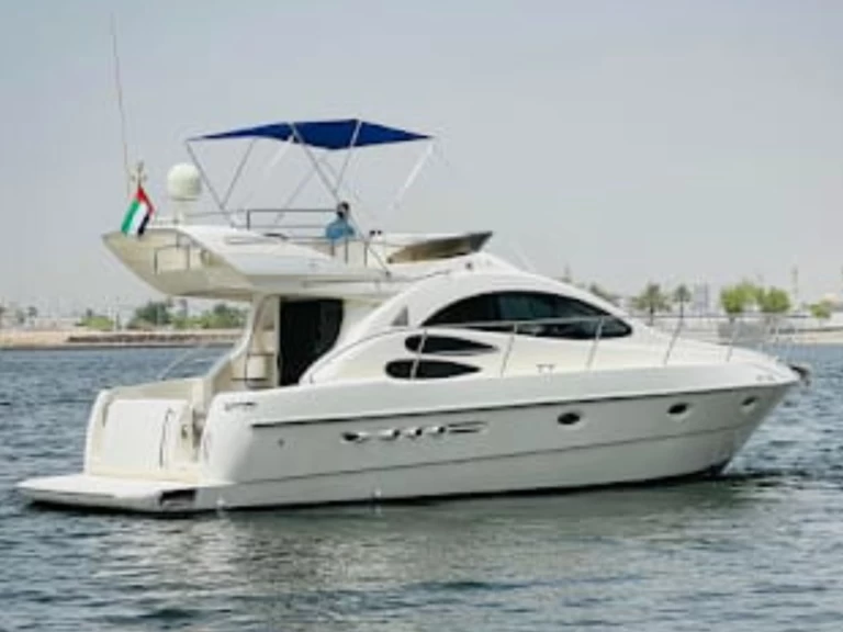 Hire Motorboat Azimut with a boat licence