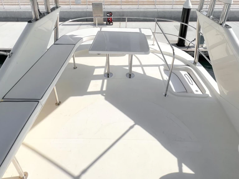 Hire Motorboat Azimut with a boat licence