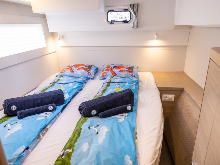 Hire Catamaran Lagoon with a boat licence