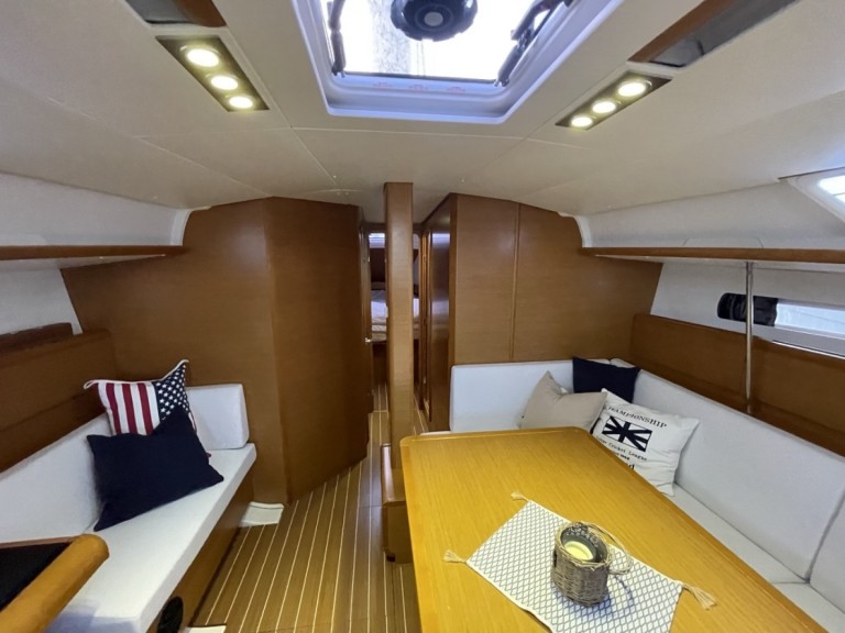 Hire Sailboat with or without skipper Jeanneau Mauseidvåg