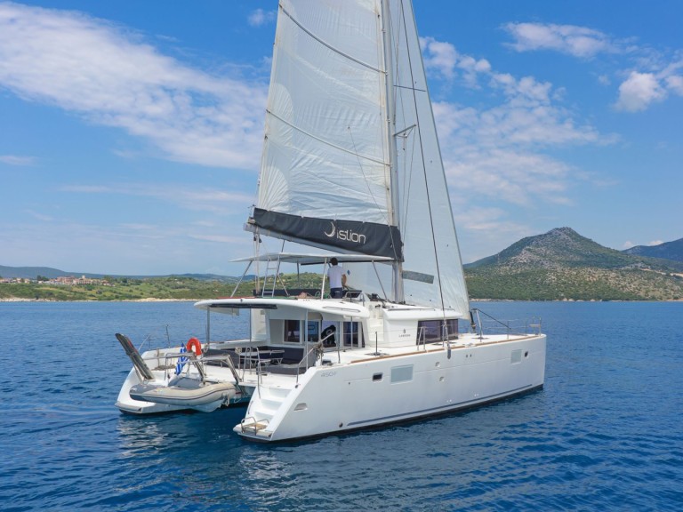 Catamaran to hire Lefkáda at the best price