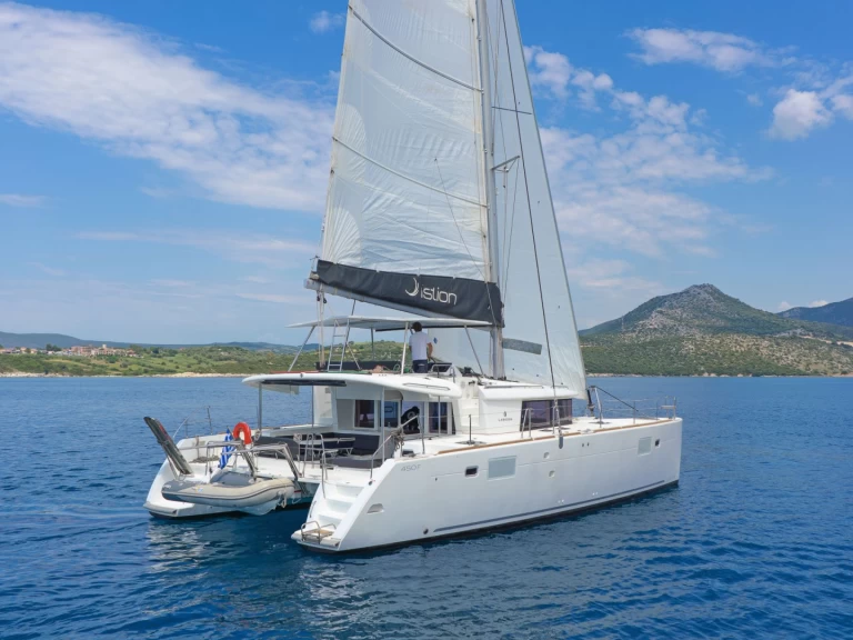 Catamaran to hire Lefkáda at the best price
