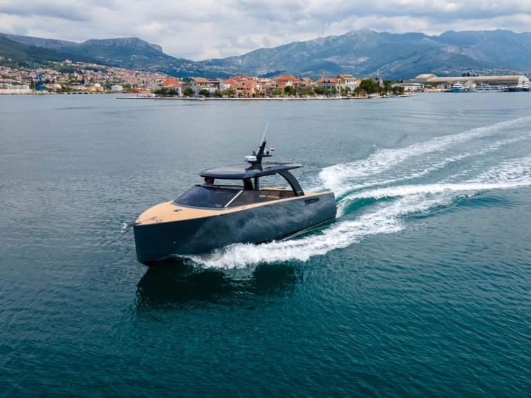 Charter a Colnago 38 Cabin in Split on Samboat