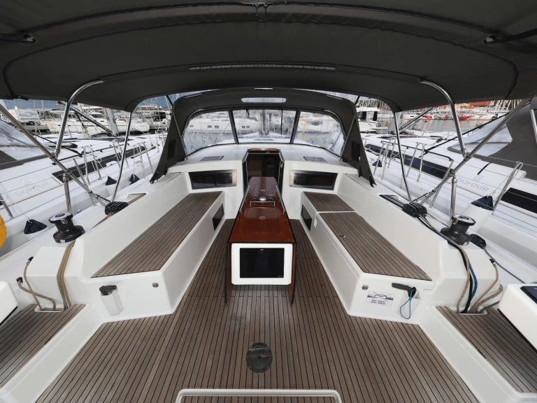 Charter a Dufour Dufour 470 in Biograd na Moru on Samboat