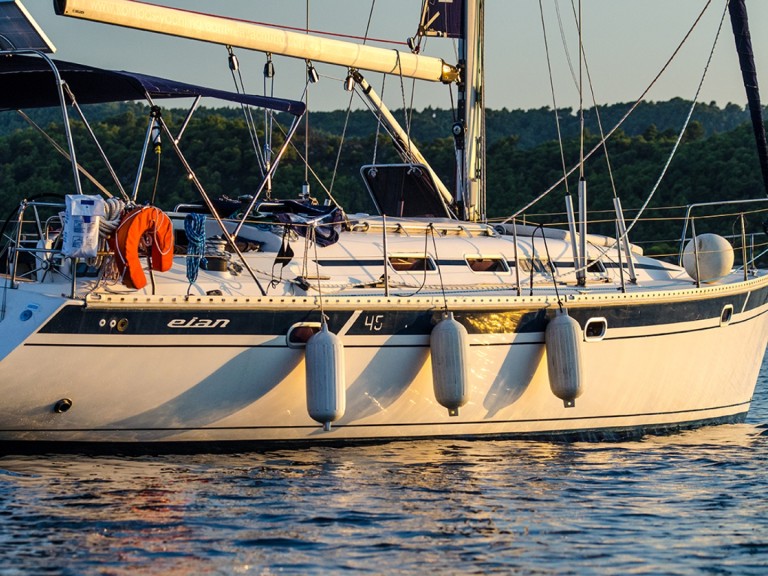 Sailboat hire in Sithonia - Elan Elan 45