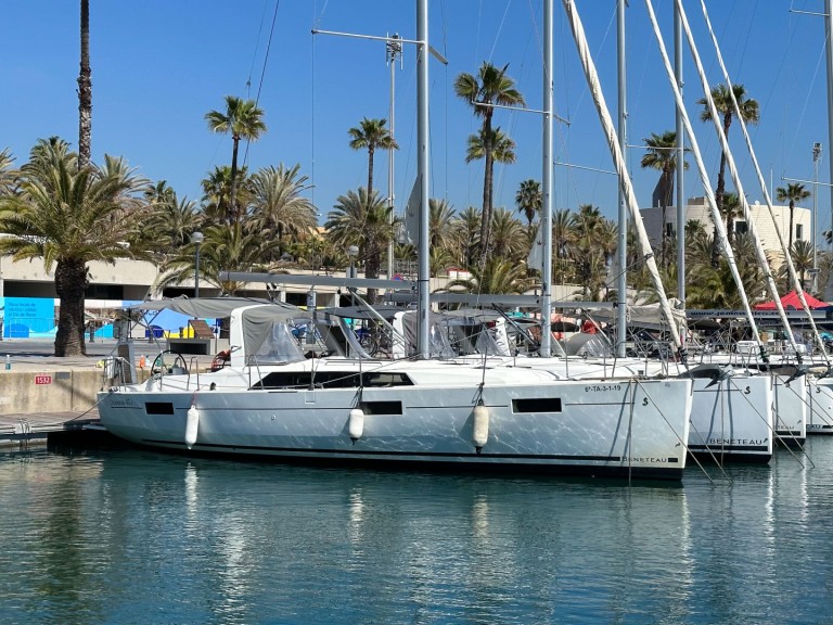 Bénéteau Oceanis 41.1 charter bareboat or skippered in  Cambrils