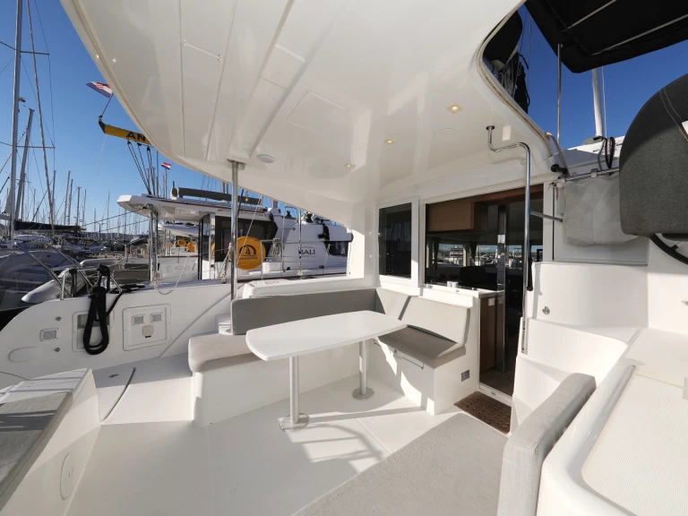 Hire Catamaran Lagoon with a boat licence